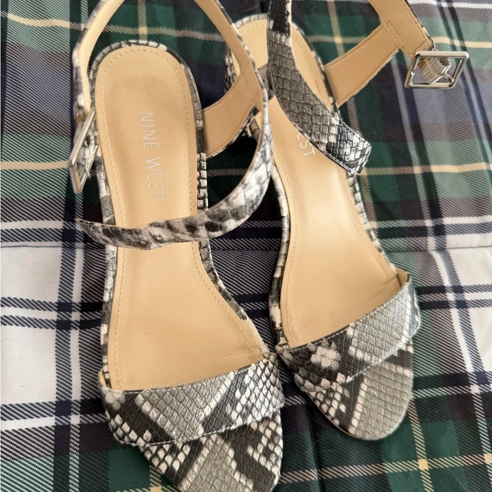 Nine West Black and Gray Snakeskin Heels 3 inch size 6